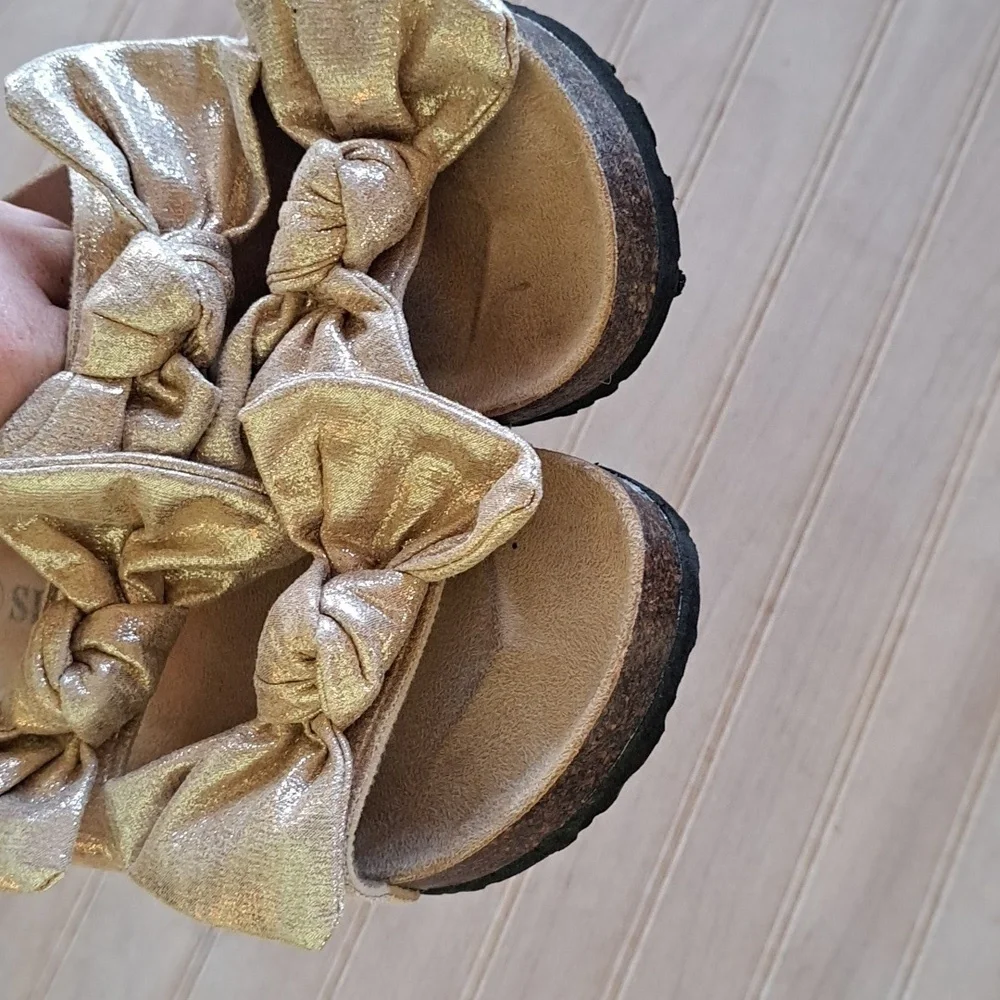 NEW Sip Boutique Metallic Gold Bows Slip-On Girly Fun Comfy Sandals Cork Footbed